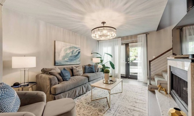 Old East Dallas Condo | Bright 2-bed loft in boutique Lakewood building with luxe touches & high-speed WiFi.