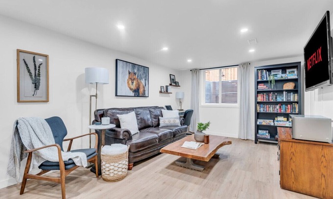 Burlington Apartment | Bright 2-Bedroom Apartment