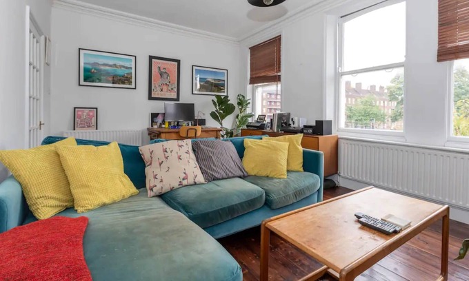Clapton Apartment | Bright 2 Bedroom Flat in Lower Clapton