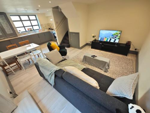 Finsbury Park Apartment | Bright 2 Bedroom Flat with Patio 10 min to Camden Market