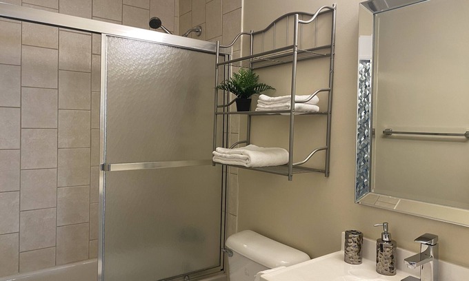 Kitchener Apartment | Bright 2 BR w/KING bed, WiFi, NETFLIX, parking