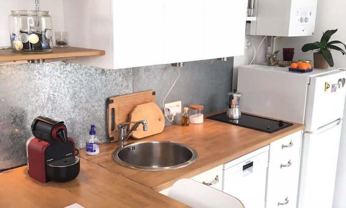 Quartier de la Plaine-de-Monceaux Apartment | BRIGHT 2 ROOM APARTMENT 4 minutes from PARC MONCEAU. Top floor.