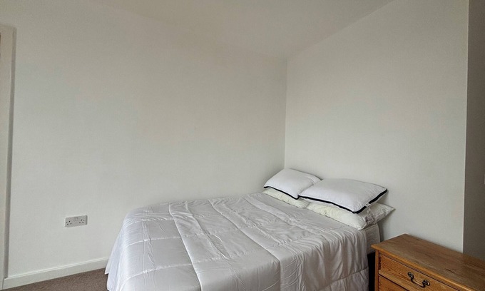 Shadwell Apartment | Bright 2BD Flat with City Views, near Tower Bridge