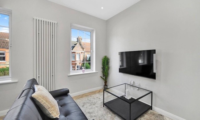 Lea Bridge House | Bright 2BR – Contractor + Family Friendly