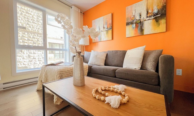 Cote-Des-Neiges—Notre-Dame-De-Grace Apartment | Bright*2BR*Feeling at home *1G Wi-Fi*gym*parking