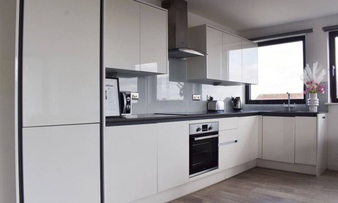 Havering Condo | Bright 3 bed with balcony in Romford