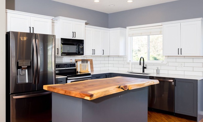 Campbell River House | Bright 3 Bedroom Home with Home Theater