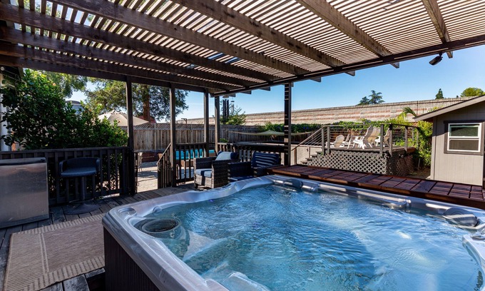 Concord House | Bright 3 Bedroom Retreat with Outdoor Oasis & Spa