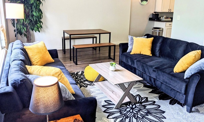 Portage House | Bright 3 BR on Cul-de-sac Conveniently located to Airport, Stryker, WMU, DT KZOO