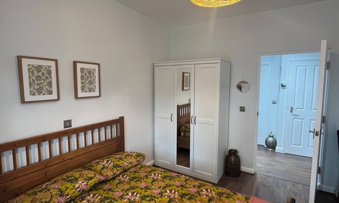 Shadwell Apartment | Bright 3BD Family Flat with Garden, Shadwell