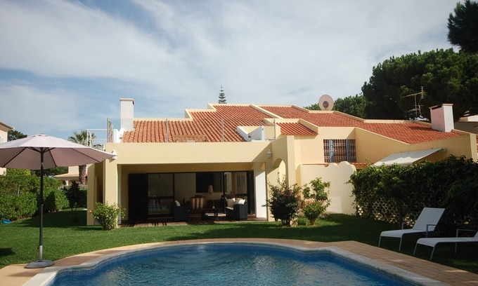 Quarteira Villa | Bright 4 bedroom villa in Vilamoura, quiet area, private pool. Billiard table
