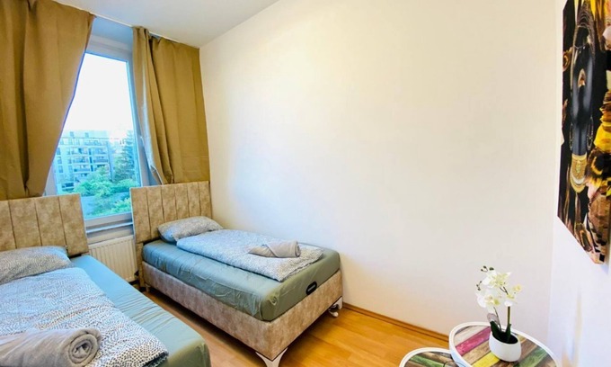 Liesing Apartment | Bright 5BR Shared Apartment w Great Transport Link