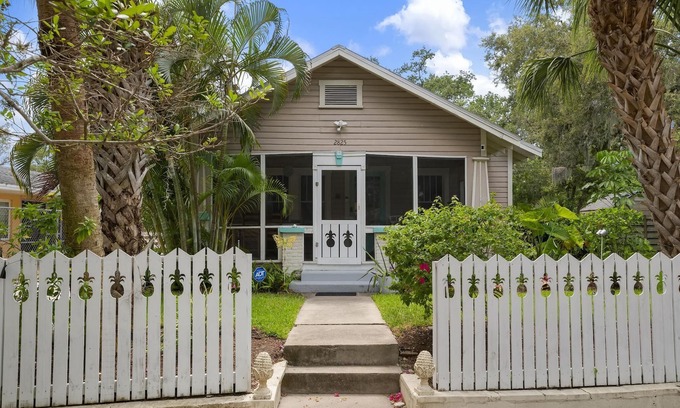 Bayou Oaks House | Bright, Airy, Beach Bungalow Near Downtown, St Armands, Longboat! Pet Friendly!