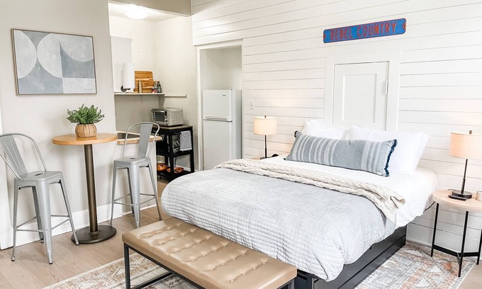 East Midtown Apartment | Bright & Airy Loft Style Corner Unit - Heart Of Midtown Memphis, Walk everywhere