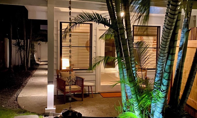 Kalama Tract Cottage | Bright and airy 1-bedroom cottage in charming Kailua, 1 block to beach. WiFi, AC