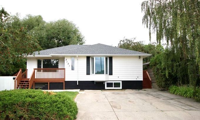 South Lethbridge House | Bright and Beautiful Southside Basement Suite - walking distance to hospital and