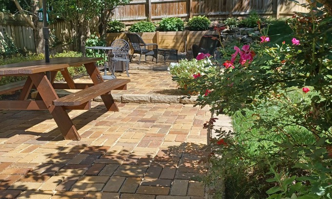 Sewickley Cottage | Bright and Beautiful One Bedroom Cottage