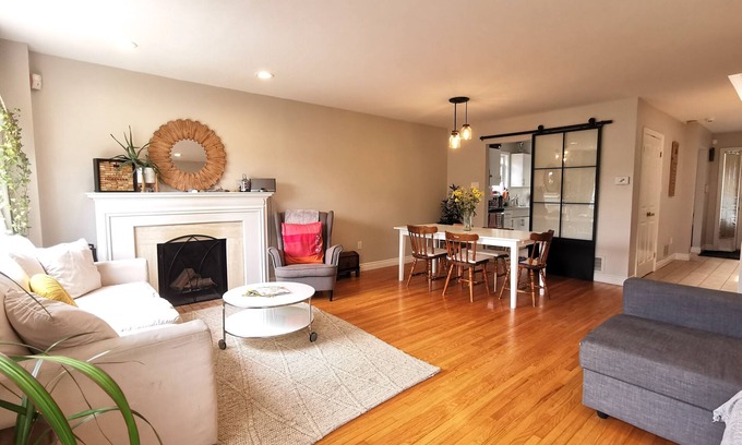 Oakwood Village House | Bright and charming home with gorgeous backyard