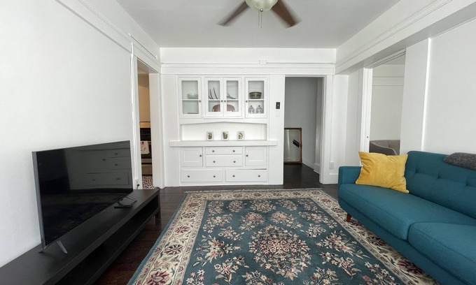 North Pine Apartment | Bright and Charming Upper 2 bedroom near happening Pine Ave, Long Beach!