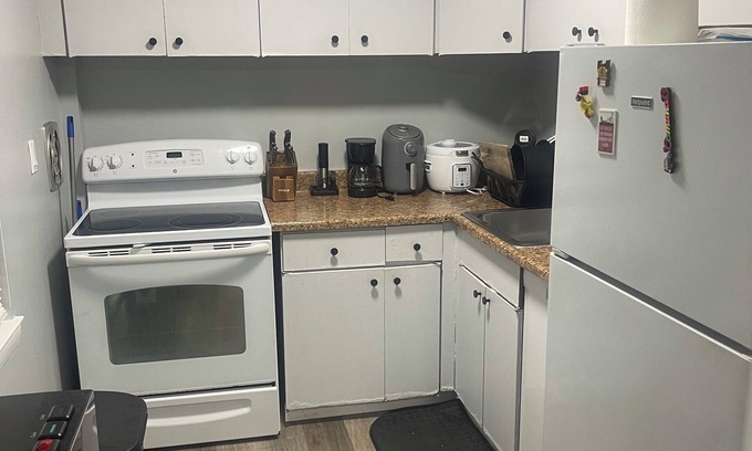 Hartford Apartment | Bright and Cozy 1-bedroom apartment in the West End of Hartford