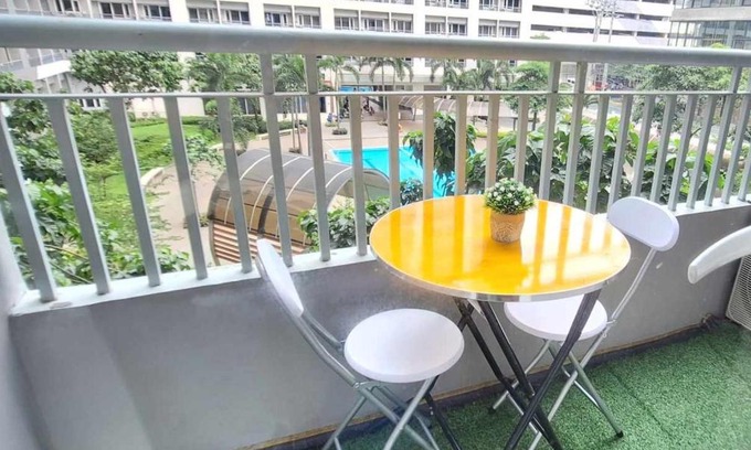 Ususan Apartment | Bright and Cozy 1 Bedroom with Balcony Pool View and WiFi in Grace Residences