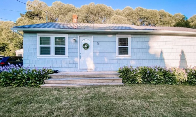 Montague House | Bright and cozy 2-Bed Home in Montague with Fenced Yard, BBQ, and Fire Pit