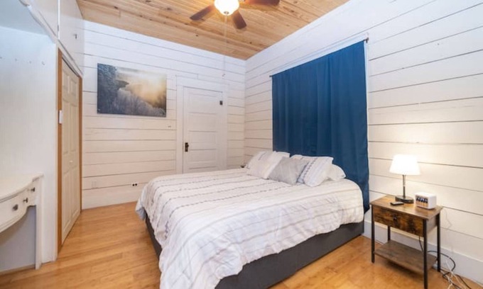 Harrison Cottage | Bright and Cozy 2 Bedroom Cottage w/Amenities