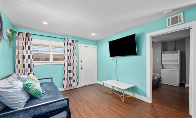 Braeswood Place Apartment | Bright and Cozy Med Center Apartment