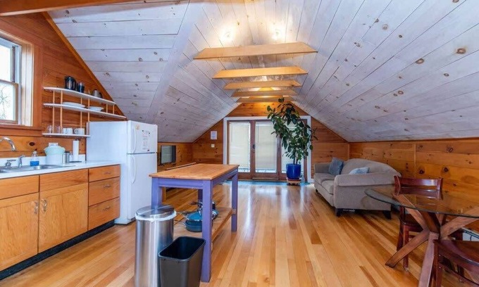 Old North End House | Bright and Cozy Prvt Treehouse Apt Near downtown!
