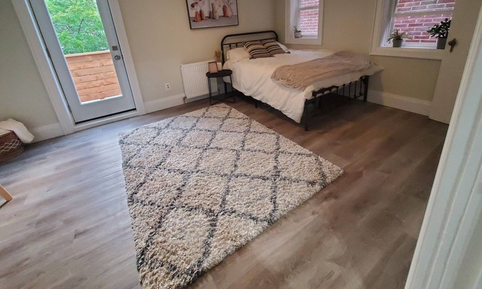 Riverdale Apartment | Bright and cozy studio apartment in detached house in the heart of Greektown.