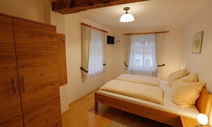 Weissenkirchen in der Wachau Apartment | Bright and friendly double room (23 sqm) for two people with free WiFi