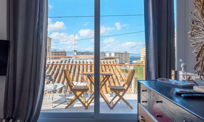 Gibraltar Apartment | Bright and Lovely 1BR Penthouse in King Street