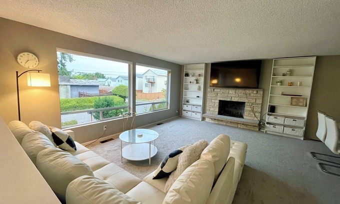 Seattle Metro Area House | Bright and Modern 3-bedroom House in Seattle with Backyard Oasis