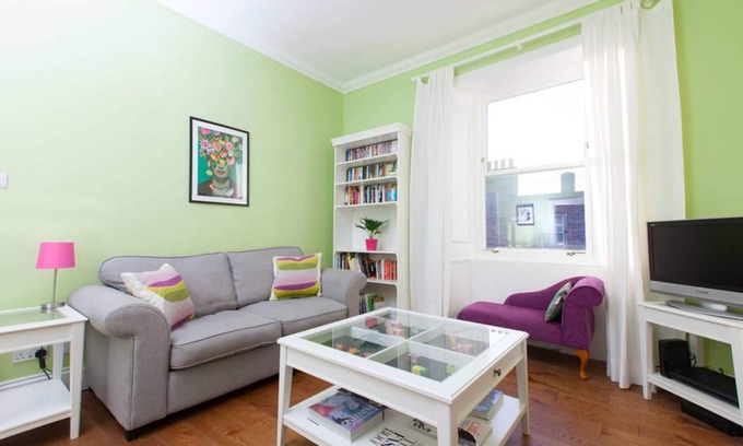 Newington Apartment | Bright and Modern Causewayside Apartment