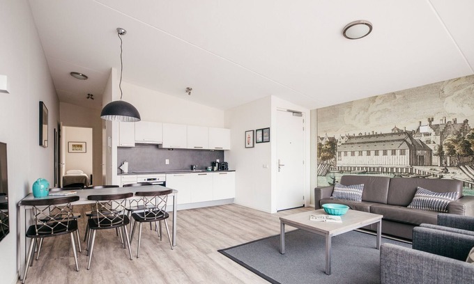 Haarlemmerbuurt Apartment | Bright and modern two bedroom apartment with canal view