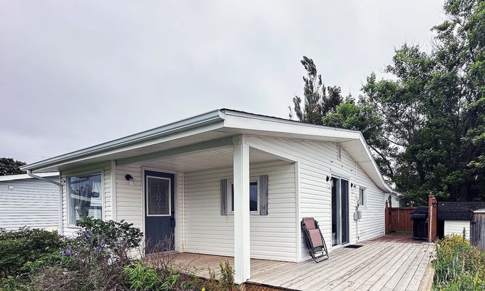 Grand Barachois House | Bright and peaceful cottage - short walk from the beach!
