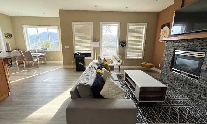 Promontory House | Bright and Private 3-Bedroom Retreat in Chilliwack