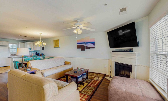 Kimberling City Condo | Bright and spacious condo w/patio, jetted tub & community pool - pet friendly