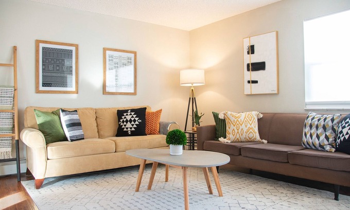 Aurora Condo | Bright and spacious 2-bedroom unit in North Aurora