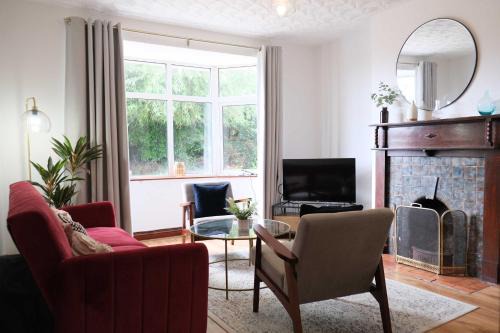 Clapham House | Bright and Spacious 4 Bedroom Home in Bedford