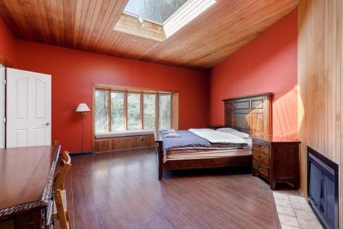 Ladner House | Bright and spacious bedroom with private bathroom