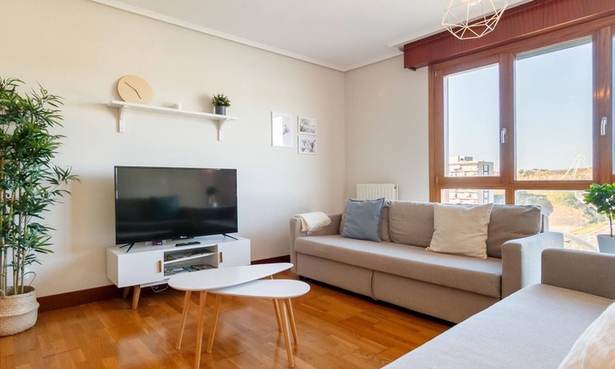 Barakaldo Apartment | Bright and spacious on the Barakaldo estuary