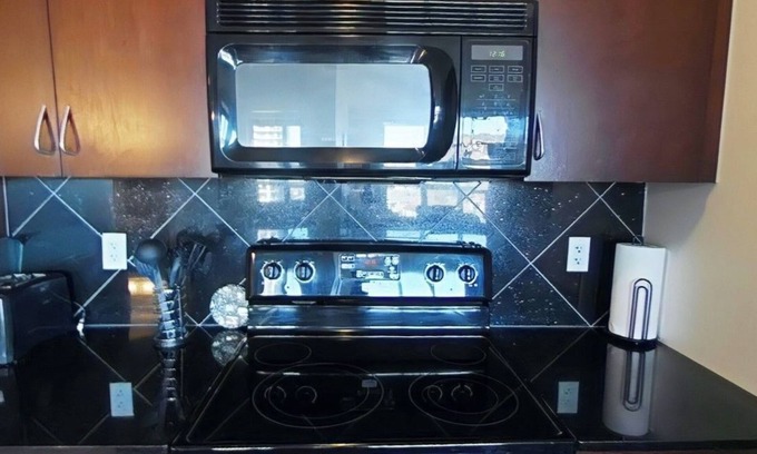 Haysboro Condo | Bright and spacious two bedroom to bathroom condo at London at Heritage