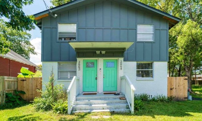Riverside House | Bright and trendy, newly-renovated duplex in walkable Riverside