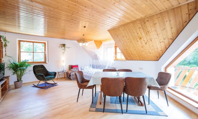 Unterwaldhausen Apartment | Bright apartment "In the Green" for 6-8 people near Lake Constance