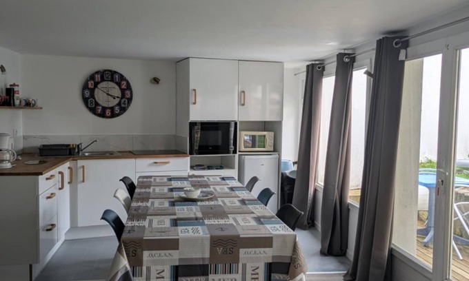 Kerroch Apartment | Bright apartment 300m from the port