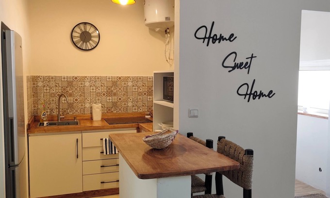 Gauthier Apartment | Bright apartment 5min from Twin, quiet Gauthier neighborhood.
