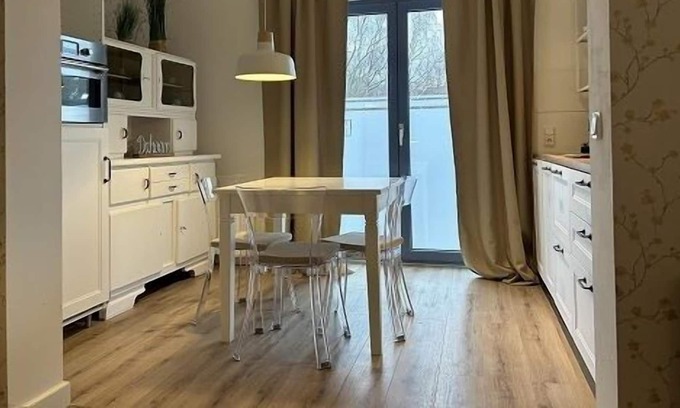 Hamburg-Barmbek Apartment | Bright apartment with a small, functional kitchen and a spacious dining area.