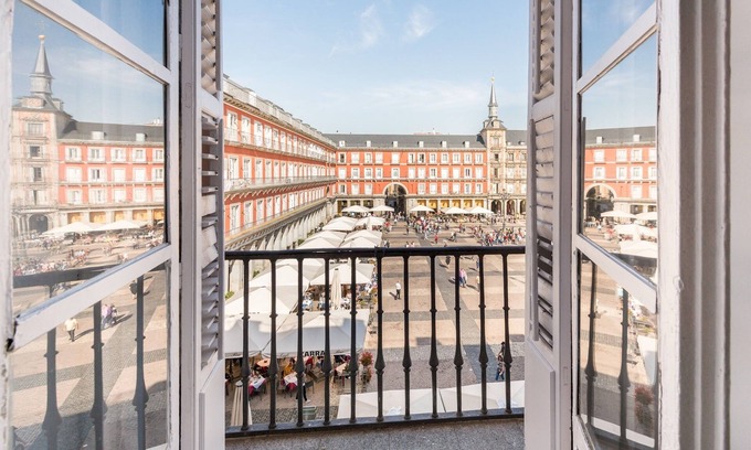 Sol Apartment | Bright Apartment in Madrid Center. Plaza Mayor II