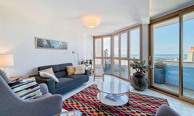 Granville Apartment | Bright apartment with elevator, balcony and free wifi in Granville